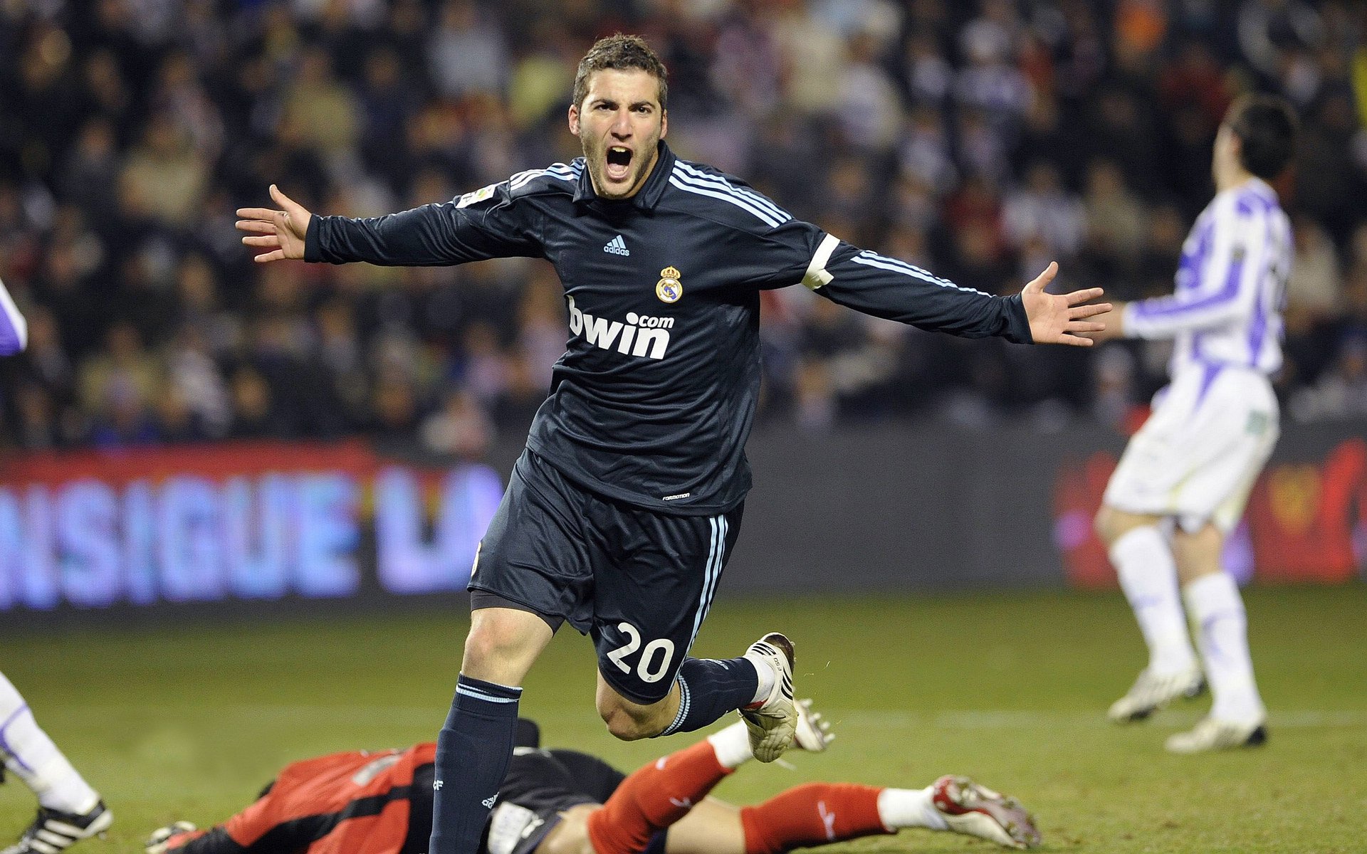 球队大将轮番出击,进攻手段多样出色,球队大名单