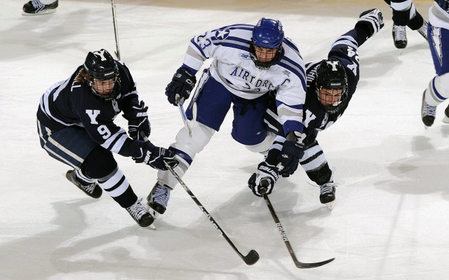 拜仁边路传中：多次利用宽度撕裂防线，战术奏效，拜仁左边路